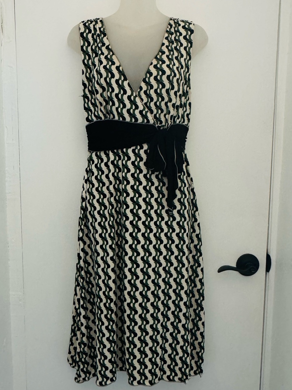 Max Studio Black and Cream V-Neck Wrap Midi Dress with Waist Sash retro 2000s